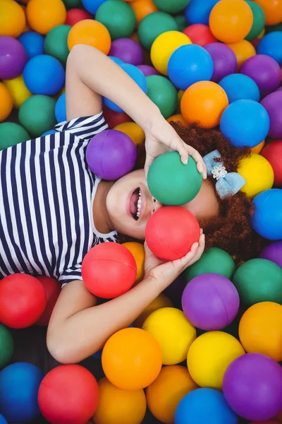 Söpö hymyilevä tyttö sieni pallo allas — kuvapankkivalokuva