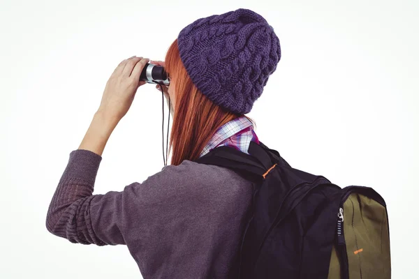 Hipster woman looking through binoculars — Stock Photo, Image