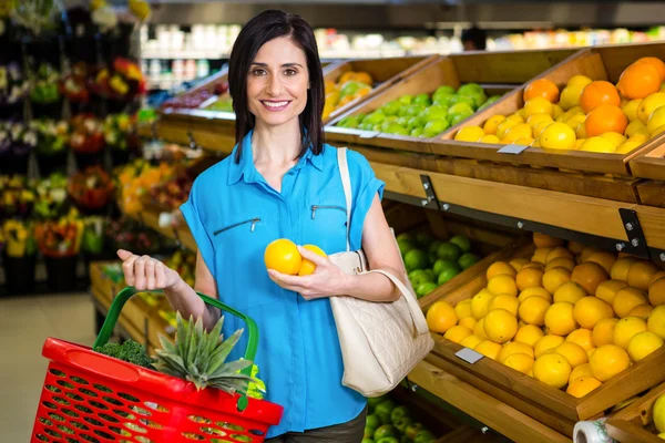 Ritratto di una donna sorridente con un cesto — Foto Stock