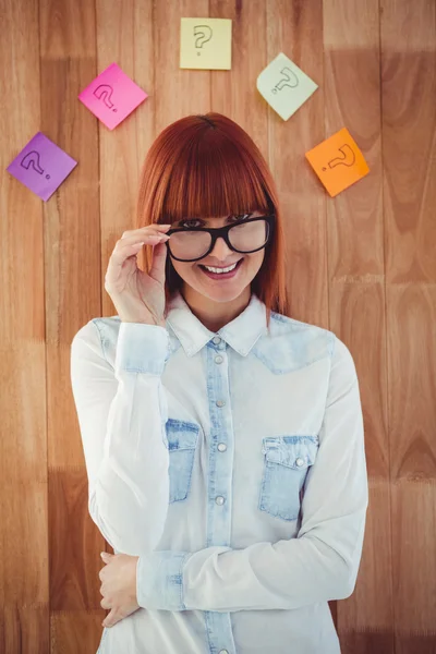 Retrato de una mujer hipster frente a post-it — Foto de Stock