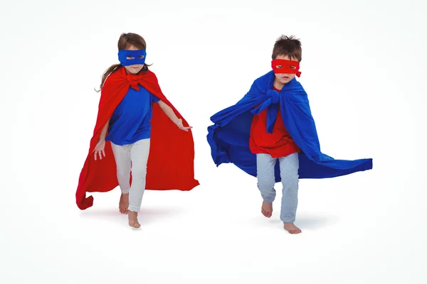 Niños enmascarados corriendo fingiendo ser superhéroes —  Fotos de Stock