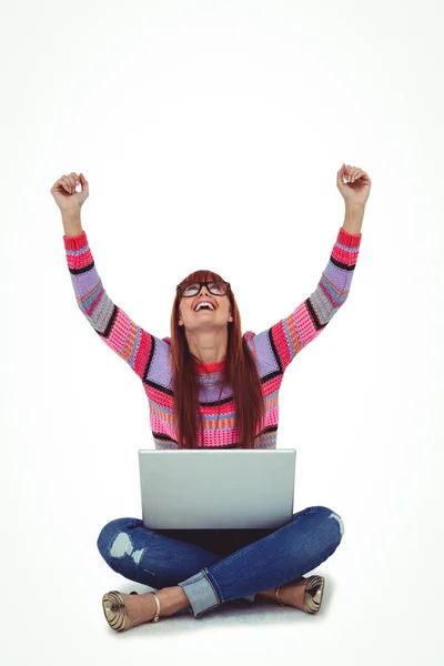 Dizüstü bilgisayar kullanan gülümseyen hipster kadın — Stok fotoğraf
