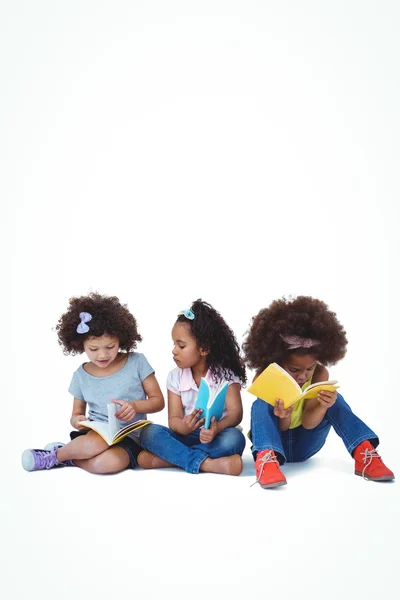 Słodkie dziewczyny siedzą na podłodze, czytanie książek — Zdjęcie stockowe