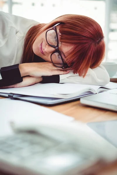 Hipster affärskvinna faller i sömn på hennes skrivbord — Stockfoto