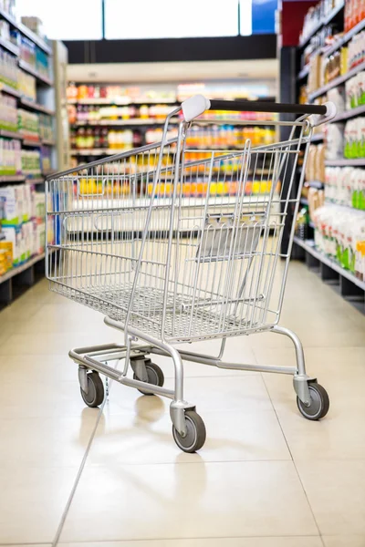 Blick auf Einkaufswagen im Supermarkt — Stockfoto