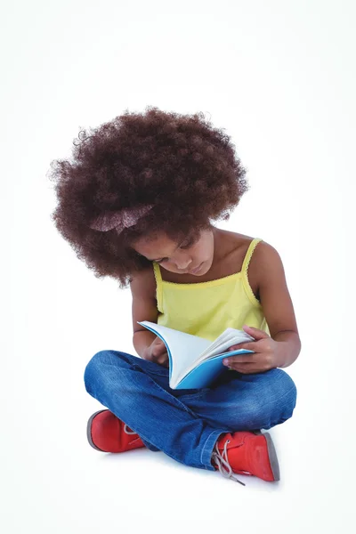 Χαριτωμένο κορίτσι που κάθεται στο πάτωμα, κρατώντας το βιβλίο — Φωτογραφία Αρχείου