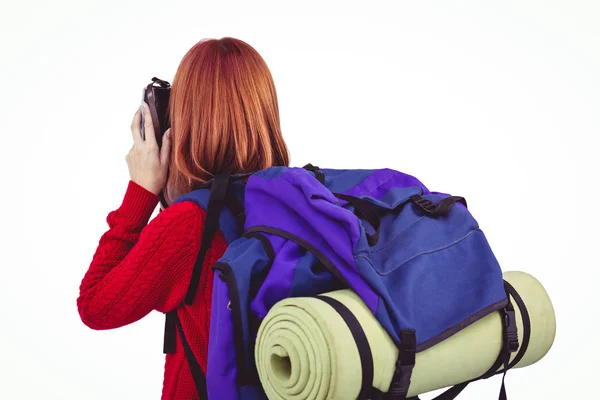 Mujer hipster sonriente con una bolsa de viaje — Foto de Stock