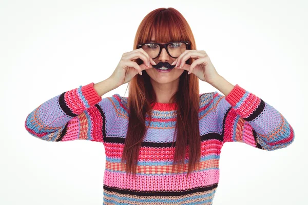 Mulher hipster sorridente com um bigode — Fotografia de Stock