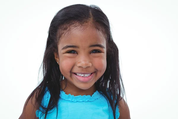Roztomilá dívka se usmívá na kameru — Stock fotografie