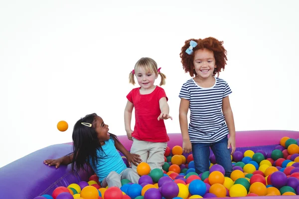 Lindas chicas sonrientes en piscina de bolas de esponja —  Fotos de Stock