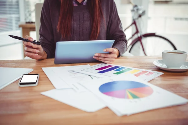 Mid sectie van een hipster vrouw met behulp van haar Tablet PC — Stockfoto