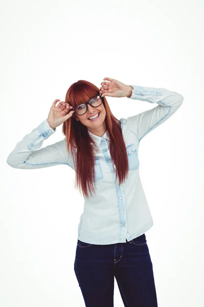 Χαμογελώντας hipster γυναίκα που κρατά τα γυαλιά — Φωτογραφία Αρχείου