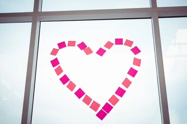 Coração em post-it em uma janela — Fotografia de Stock