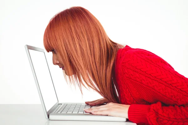 Donna hipster sorridente utilizzando il computer portatile — Foto Stock