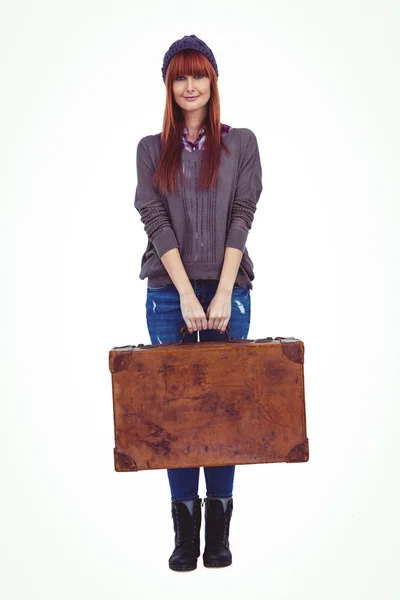 Lachende hipster vrouw met koffer — Stockfoto