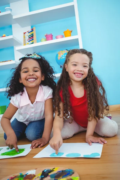 Lindas chicas pintando con sus dedos — Foto de Stock