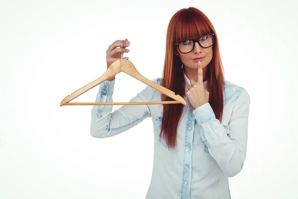 Sonriente mujer hipster sosteniendo una percha de ropa —  Fotos de Stock