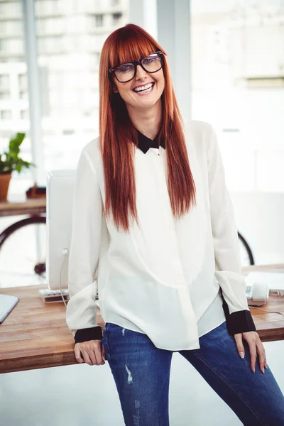 그녀의 책상의 hipster 사업가 앞 미소 — 스톡 사진
