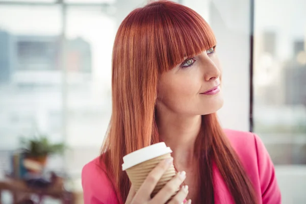 Zakenvrouw drinken een koffiekopje — Stockfoto