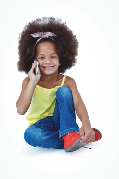 可爱的小女孩坐在地上有一个电话 — 图库照片