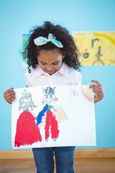 Menina bonito mostrando seu desenho — Fotografia de Stock