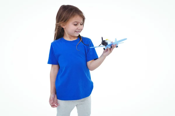 Leuk meisje spelen met vliegtuig — Stockfoto