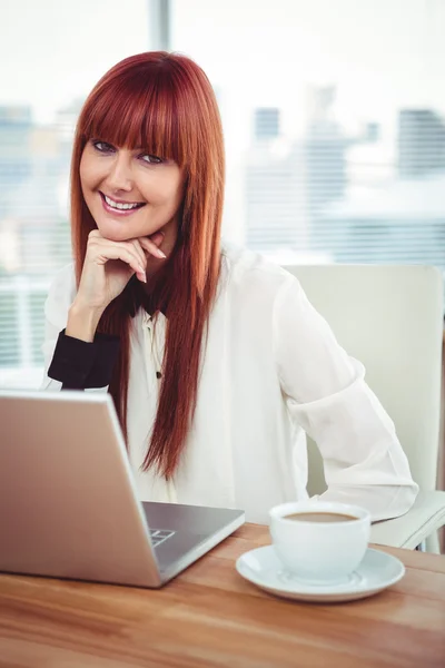 Femme d'affaires hipster souriante utilisant son ordinateur portable — Photo