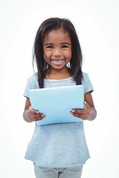 站立的女孩使用平板电脑，对着镜头微笑 — 图库照片