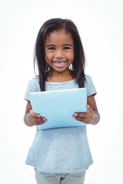 Stående flicka använder tablet och ler mot kameran — Stockfoto