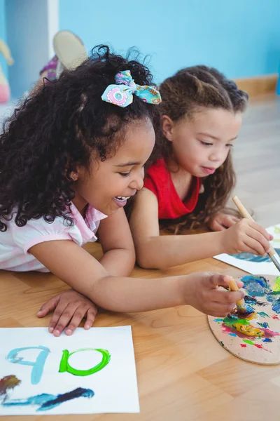 Lindas chicas pintando cartas — Foto de Stock