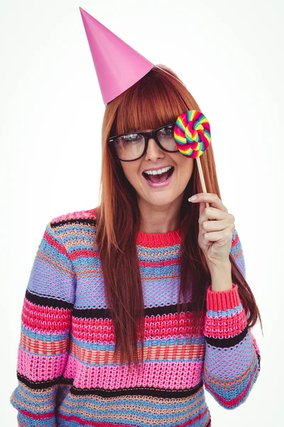 Mujer hipster sonriente con piruleta y fiesta de sombrero — Foto de Stock