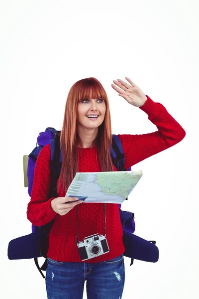 Leende hipster kvinna med en resväska — Stockfoto