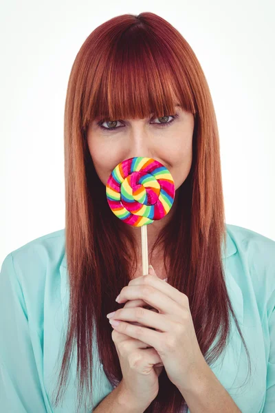 एक lollipop साथ मुस्कुराते हिप्स्टर महिला — स्टॉक फ़ोटो, इमेज