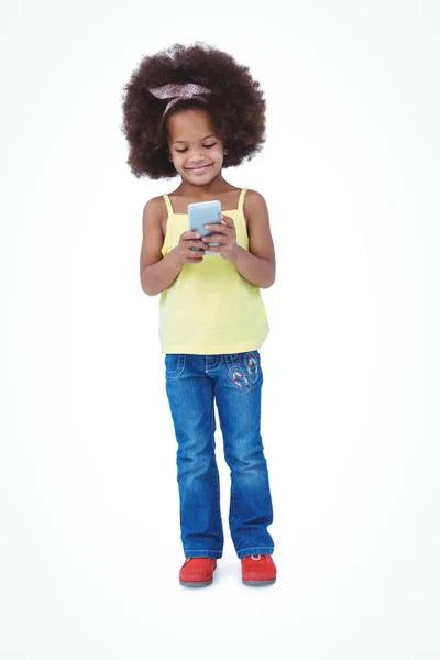 Menina bonito de pé usando smartphone — Fotografia de Stock