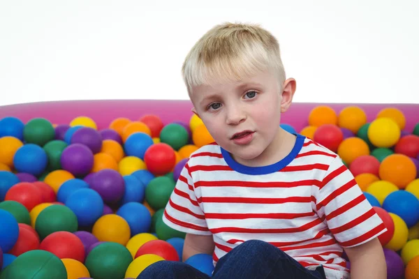 Mignon sourire garçon dans éponge boule piscine — Photo