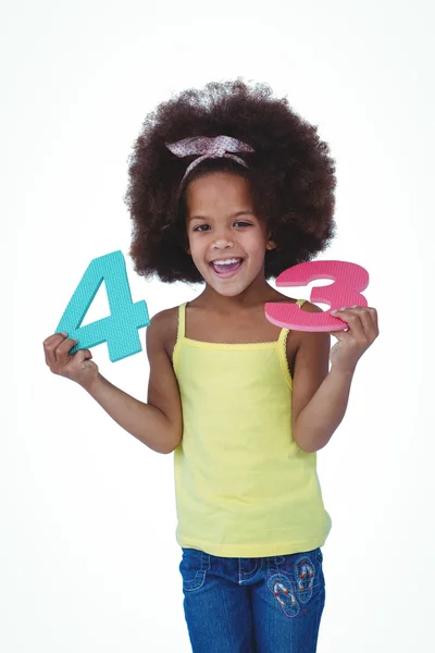 可爱的小女孩站举行海绵数字 — 图库照片