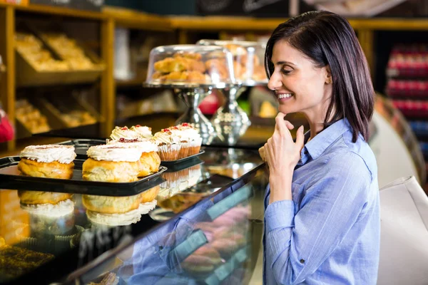 Pretty smiling woman choosing her dessert — Stock Photo, Image