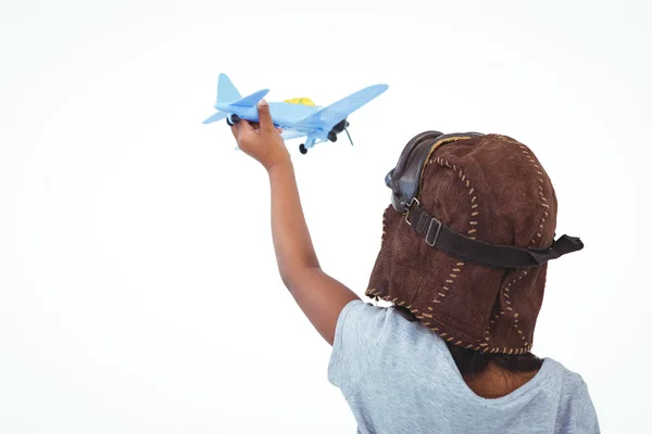 Стоящая девочка играет с игрушечным самолетом — стоковое фото