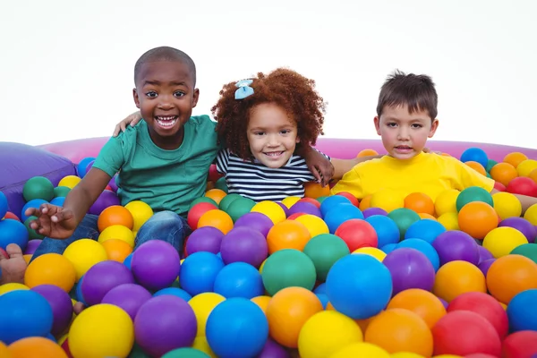 Enfants souriants mignons dans la piscine de boule d'éponge — Photo