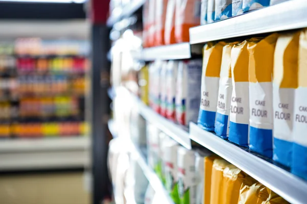 Pohled na regálech supermarketů — Stock fotografie