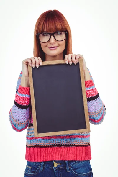 Donna hipster sorridente che tiene la lavagna — Foto Stock