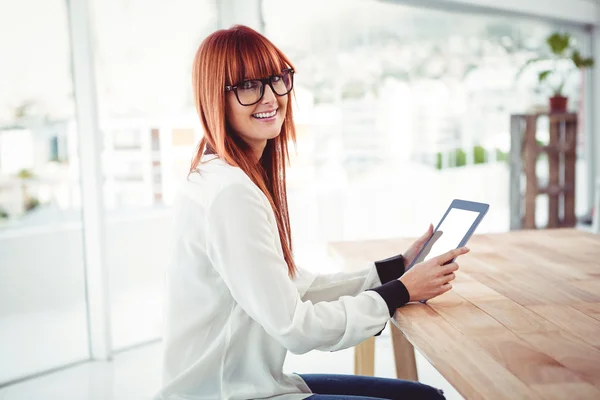 Hipster empresária usando seu tablet — Fotografia de Stock