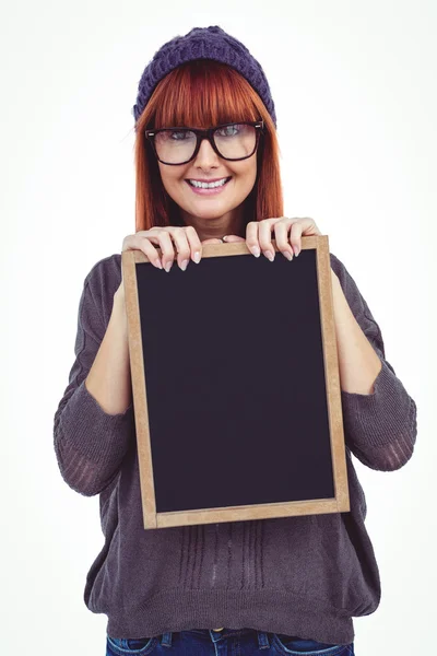 Blackboard tutan gülümseyen hipster kadın — Stok fotoğraf