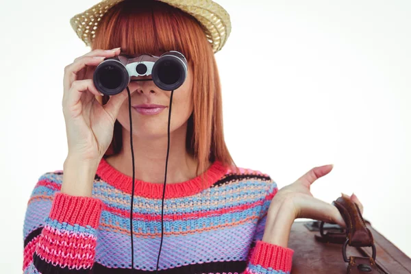Smiling hipster woman looking through binoculars — Stock Photo, Image
