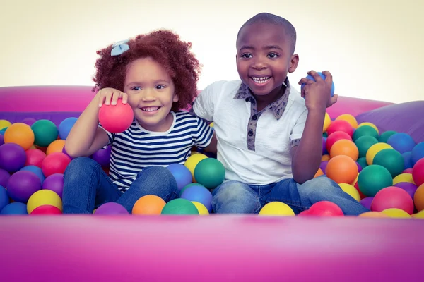 Niedliche Kinder im Bällebad mit Bällen — Stockfoto