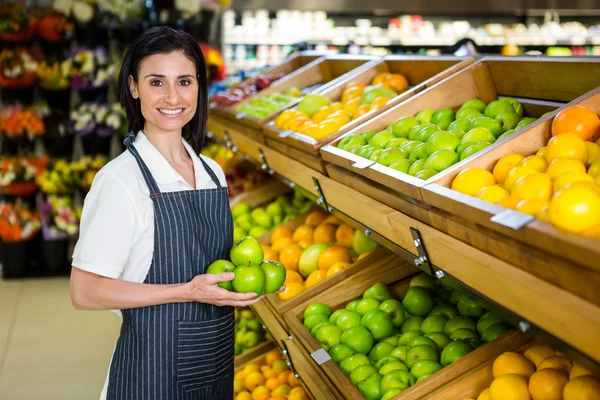 Retrato de un trabajador sonriente tomando un fruto —  Fotos de Stock