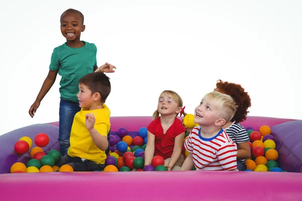 Lindos niños sonrientes en piscina de bolas de esponja — Foto de Stock