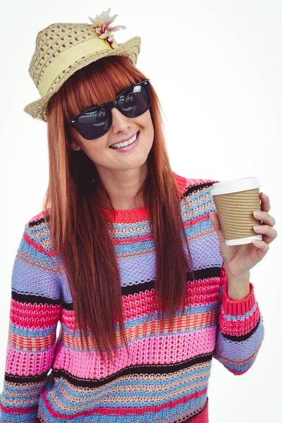 Bir fincan kahve tutan çekici hipster kadın — Stok fotoğraf