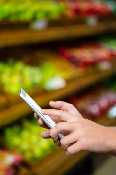 Womans hand using smartphone — Stock Photo, Image