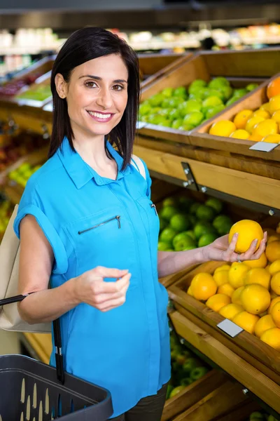 Mulher sorridente com uma cesta — Fotografia de Stock